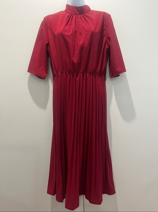 Dresses & Skirts - Elegant Pleated Midi Dress in Deep Red